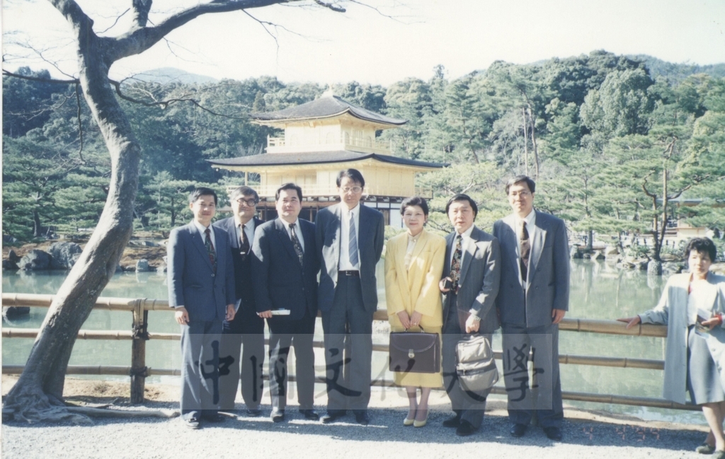 1994年4月4日董事長張鏡湖、校長林彩梅等教授訪問團成員赴京都參觀平安神宮、金閣寺的圖檔，第7張，共11張