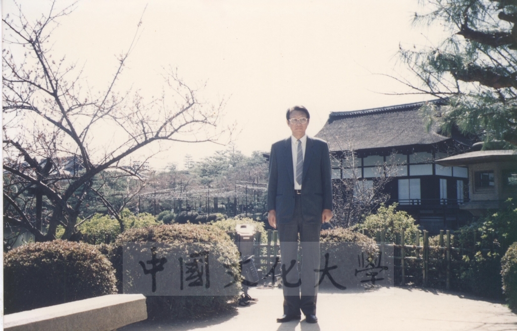 1994年4月4日董事長張鏡湖、校長林彩梅等教授訪問團成員赴京都參觀平安神宮、金閣寺的圖檔，第8張，共11張
