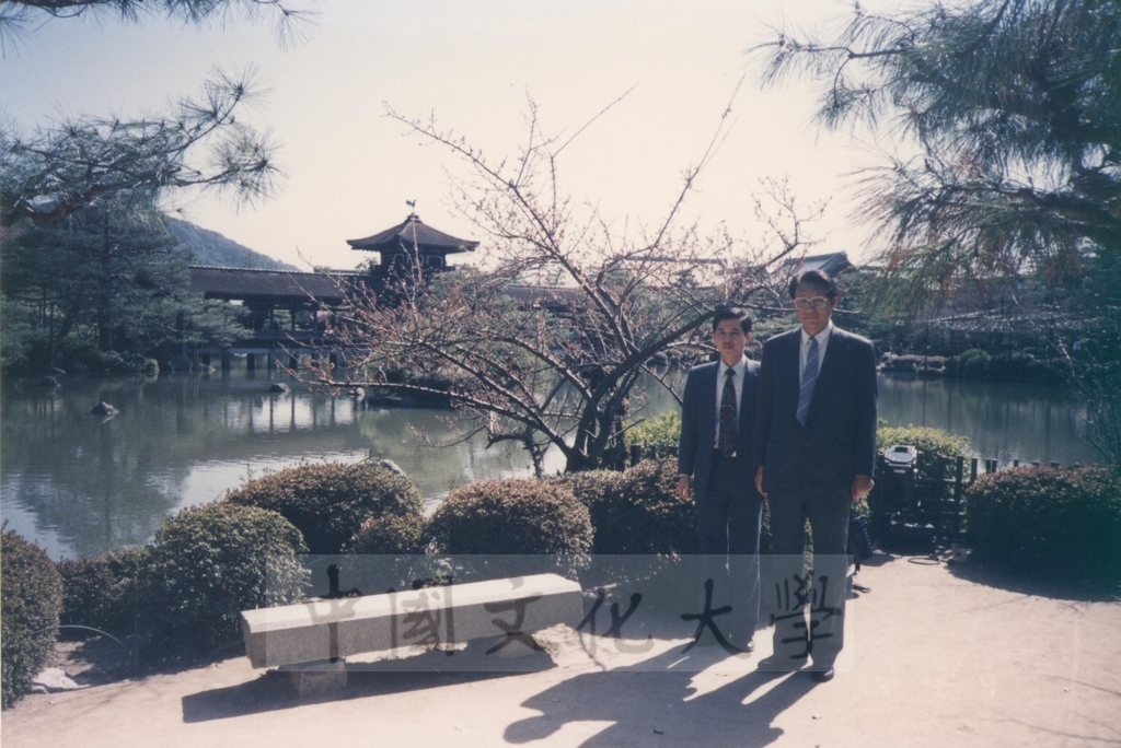 1994年4月4日董事長張鏡湖、校長林彩梅等教授訪問團成員赴京都參觀平安神宮、金閣寺的圖檔，第9張，共11張