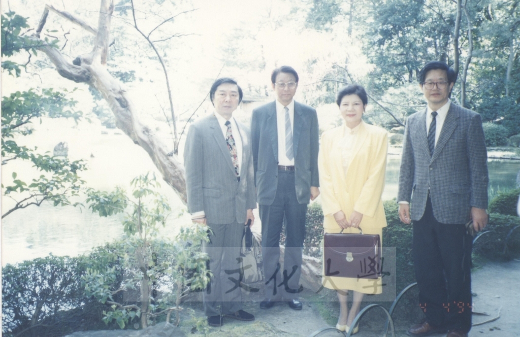 1994年4月4日董事長張鏡湖、校長林彩梅等教授訪問團成員赴京都參觀平安神宮、金閣寺的圖檔，第10張，共11張