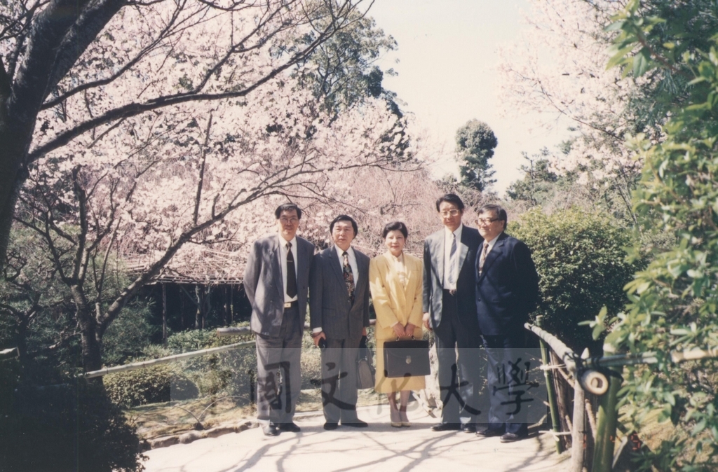 1994年4月4日董事長張鏡湖、校長林彩梅等教授訪問團成員赴京都參觀平安神宮、金閣寺的圖檔，第11張，共11張