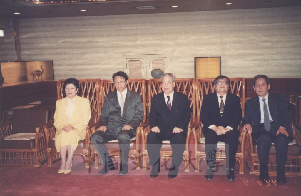 1994年4月4日天理華岡會設宴款待董事長張鏡湖、校長林彩梅等教授訪問團成員的圖檔，第2張，共4張