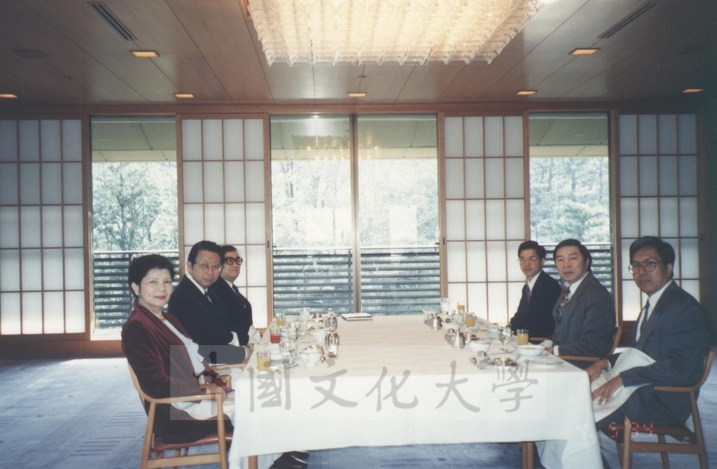 1994年4月5日董事長張鏡湖、校長林彩梅等訪問團成員應邀參加天理大學新生入學典禮的圖檔，第1張，共9張