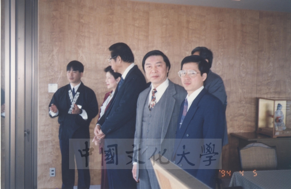 1994年4月5日董事長張鏡湖、校長林彩梅等訪問團成員應邀參加天理大學新生入學典禮的圖檔，第2張，共9張
