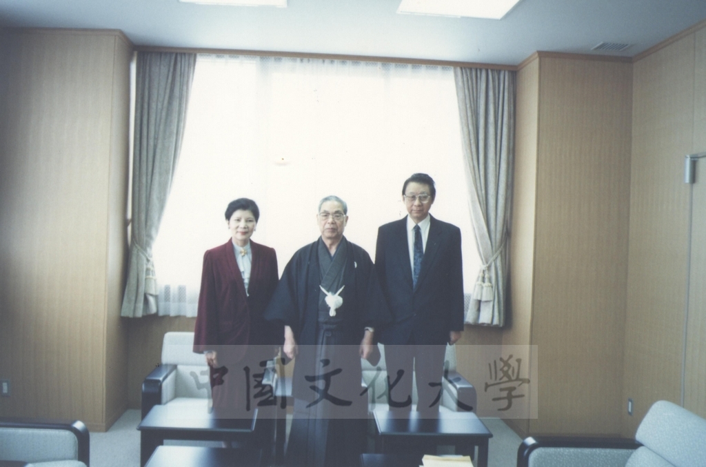 1994年4月5日董事長張鏡湖、校長林彩梅等訪問團成員應邀參加天理大學新生入學典禮的圖檔，第3張，共9張