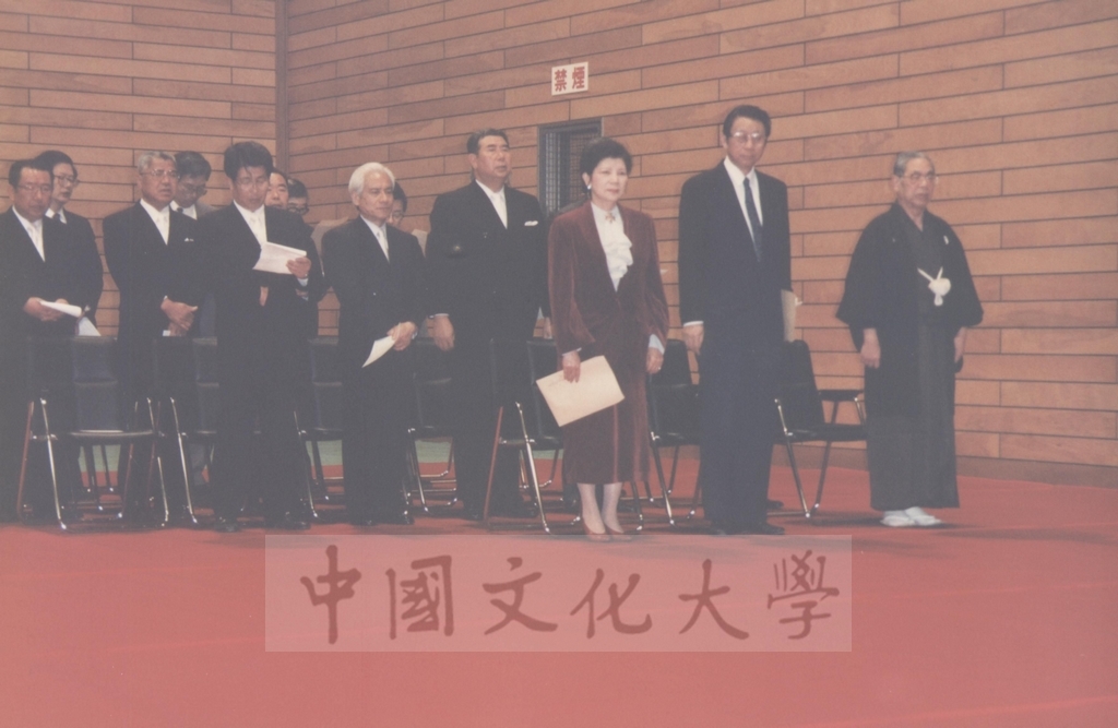 1994年4月5日董事長張鏡湖、校長林彩梅等訪問團成員應邀參加天理大學新生入學典禮的圖檔，第4張，共9張