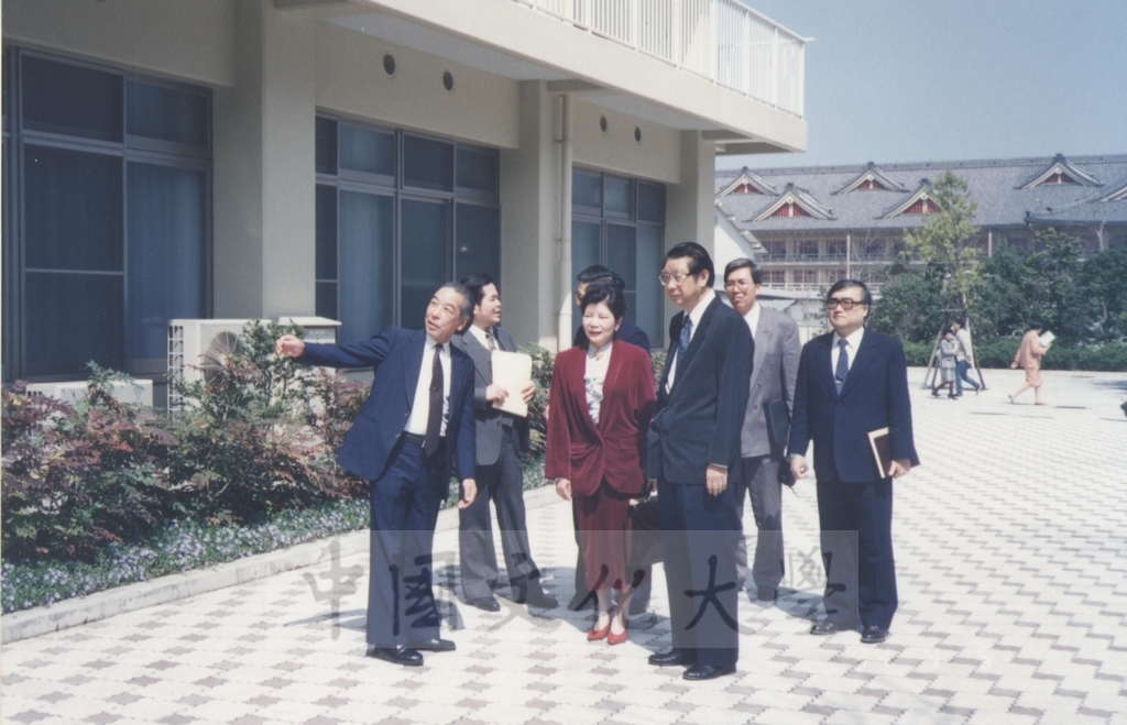 1994年4月5日董事長張鏡湖、校長林彩梅等訪問團成員應邀參加天理大學新生入學典禮的圖檔，第6張，共9張