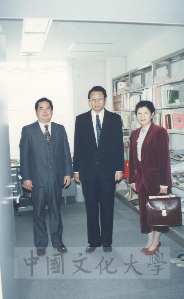 1994年4月5日董事長張鏡湖、校長林彩梅等訪問團成員應邀參加天理大學新生入學典禮的圖檔，第7張，共9張