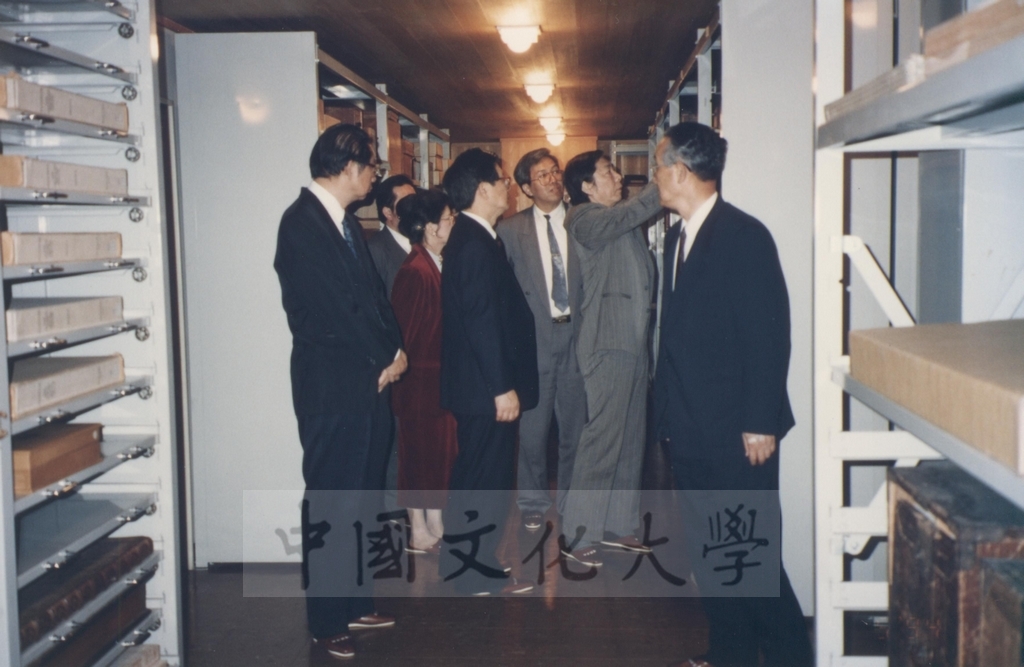1994年4月5日董事長張鏡湖、校長林彩梅等訪問團成員應邀參加天理大學新生入學典禮的圖檔，第8張，共9張