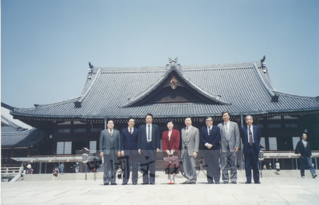 1994年4月5日董事長張鏡湖、校長林彩梅等訪問團成員應邀參加天理大學新生入學典禮的圖檔，第9張，共9張
