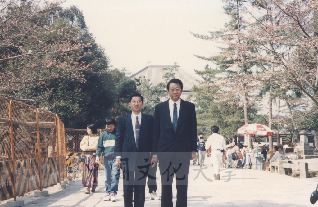 1994年4月5日董事長張鏡湖、校長林彩梅等教授訪問團成員赴奈良市參觀東大寺的圖檔，第1張，共2張