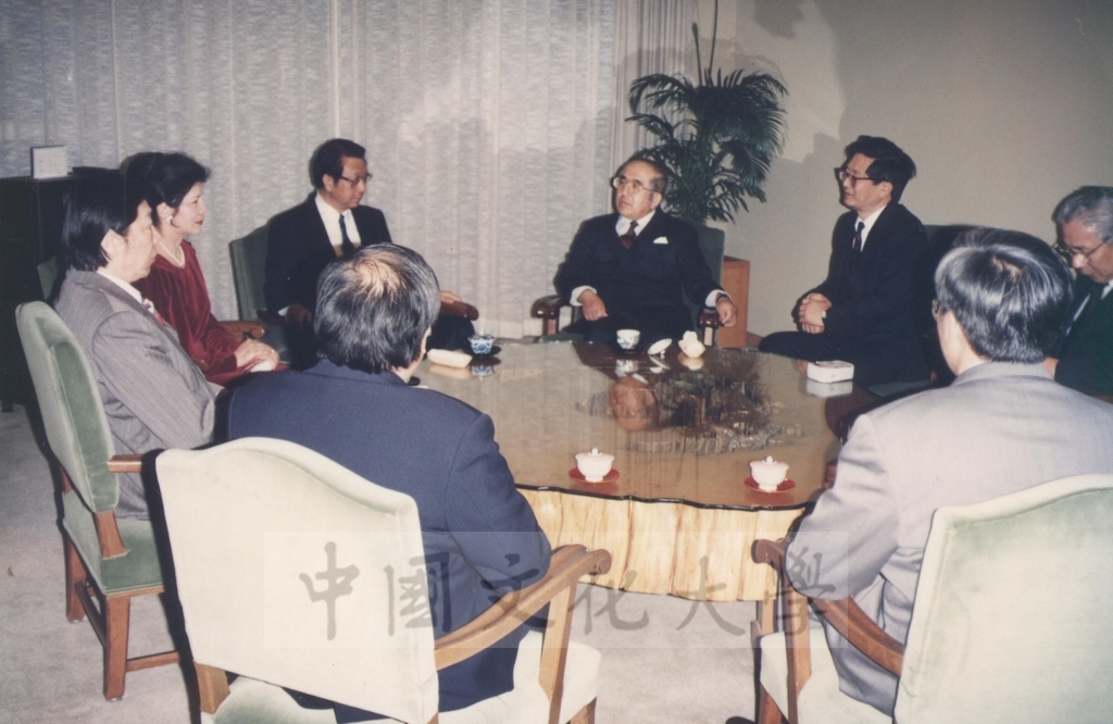 1994年4月5日董事長張鏡湖、校長林彩梅等教授訪問團成員接受天理教團第三代真柱中山善衛先生賜宴款待的圖檔，第1張，共7張
