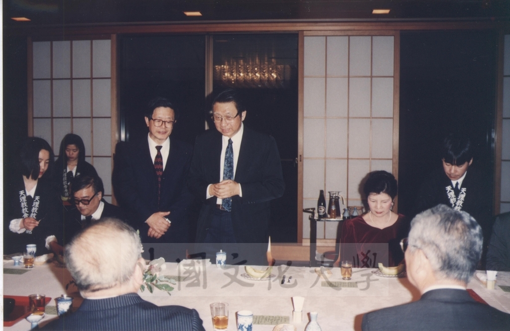 1994年4月5日董事長張鏡湖、校長林彩梅等教授訪問團成員接受天理教團第三代真柱中山善衛先生賜宴款待的圖檔，第6張，共7張