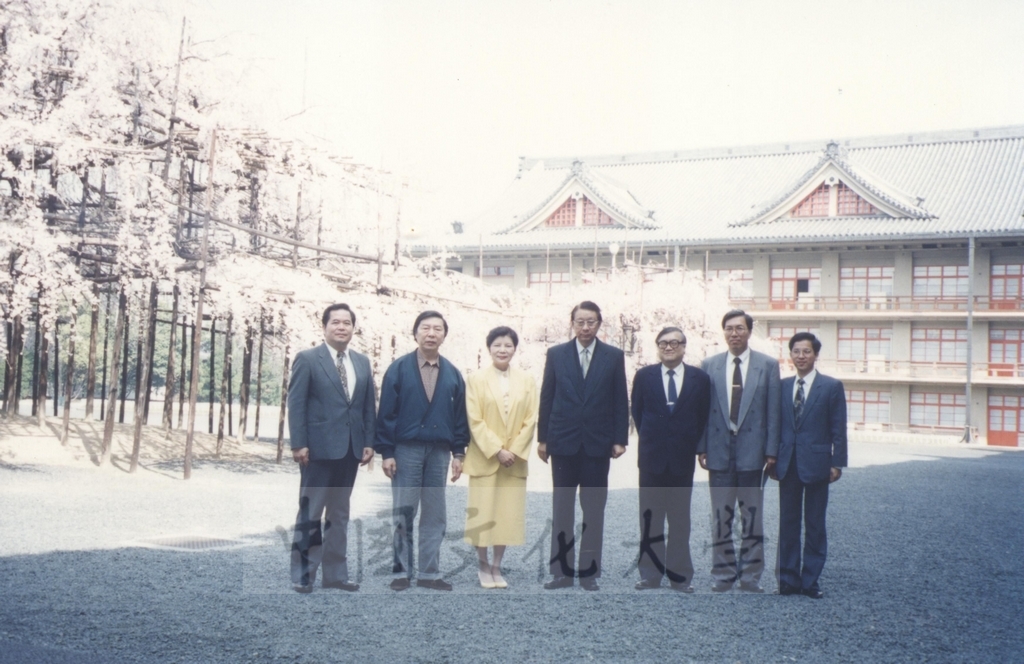 1994年4月6日董事長張鏡湖、校長林彩梅等教授訪問團成員參觀天理博物館的圖檔，第1張，共2張