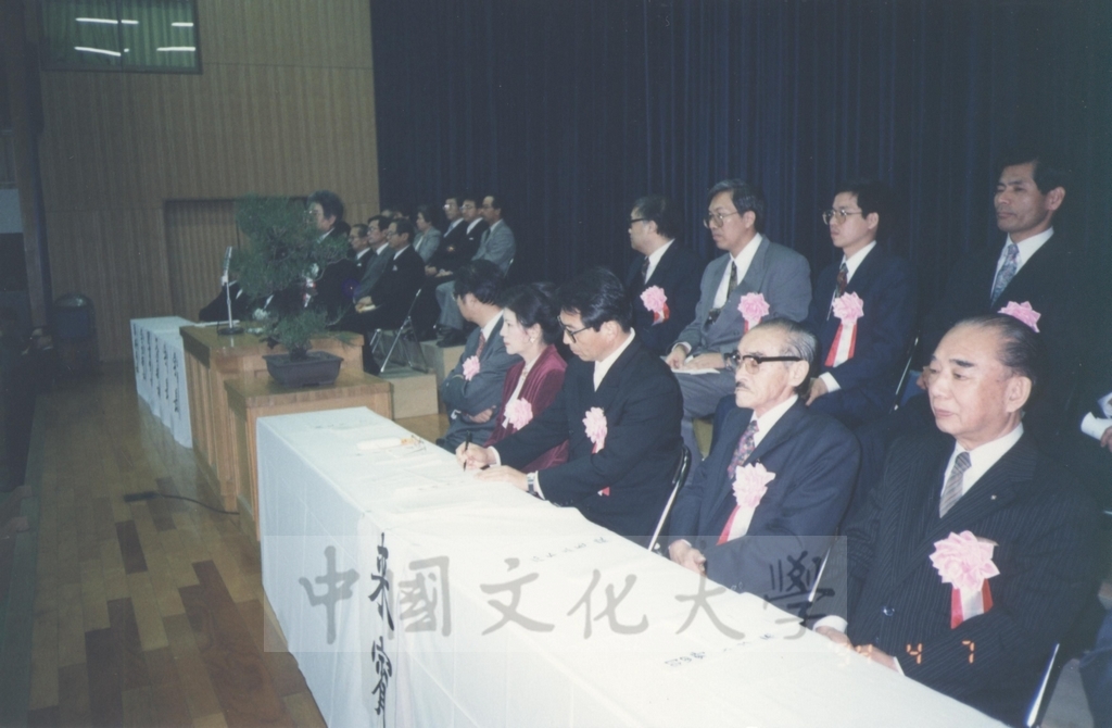 1994年4月7日董事長張鏡湖、校長林彩梅等訪問團成員應邀參加別府大學新生入學典禮的圖檔，第1張，共5張