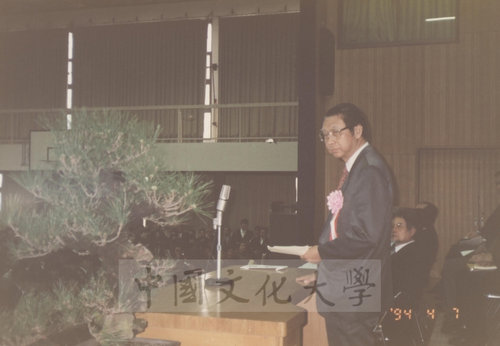 1994年4月7日董事長張鏡湖、校長林彩梅等訪問團成員應邀參加別府大學新生入學典禮的圖檔，第2張，共5張