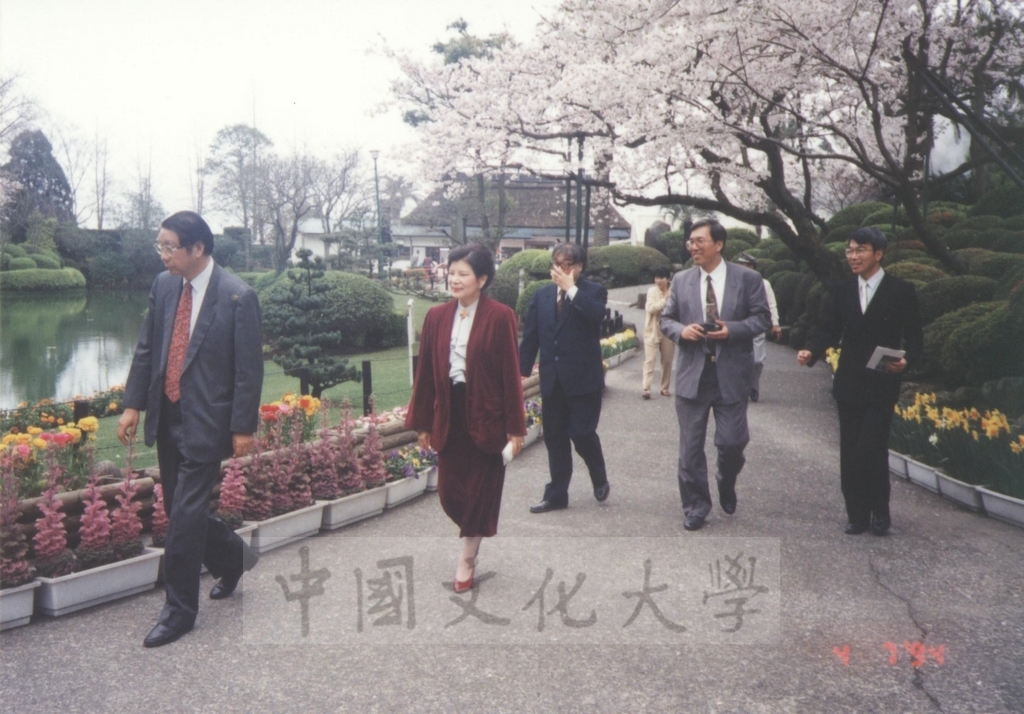 1994年4月7日董事長張鏡湖、校長林彩梅等教授訪問團成員赴日本別府市觀光景點海地獄參觀的圖檔，第8張，共10張
