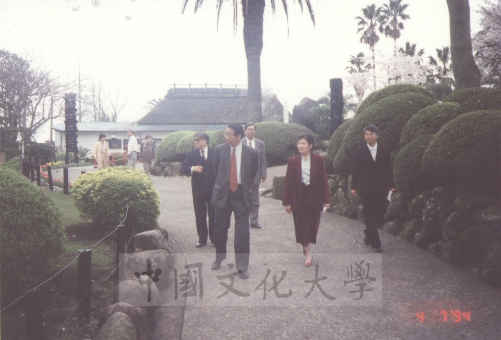 1994年4月7日董事長張鏡湖、校長林彩梅等教授訪問團成員赴日本別府市觀光景點海地獄參觀的圖檔，第10張，共10張