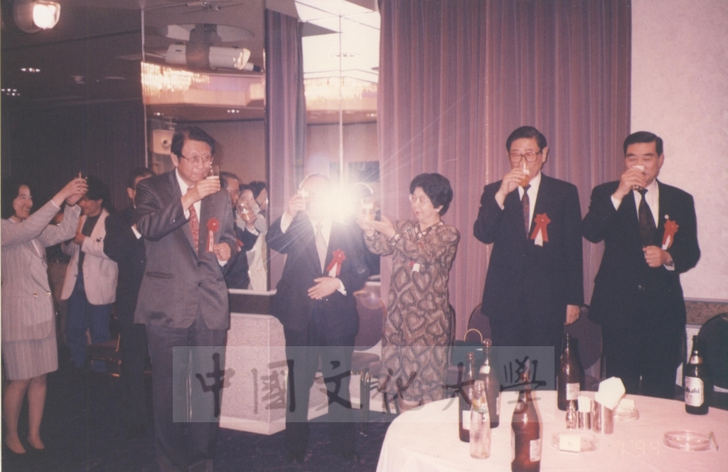 1994年4月7日東京校友會在新大谷酒店舉辦「中國文化大學訪日教授團歡迎會」，歡迎董事長張鏡湖、校長林彩梅等教授訪問團成員的圖檔，第3張，共3張