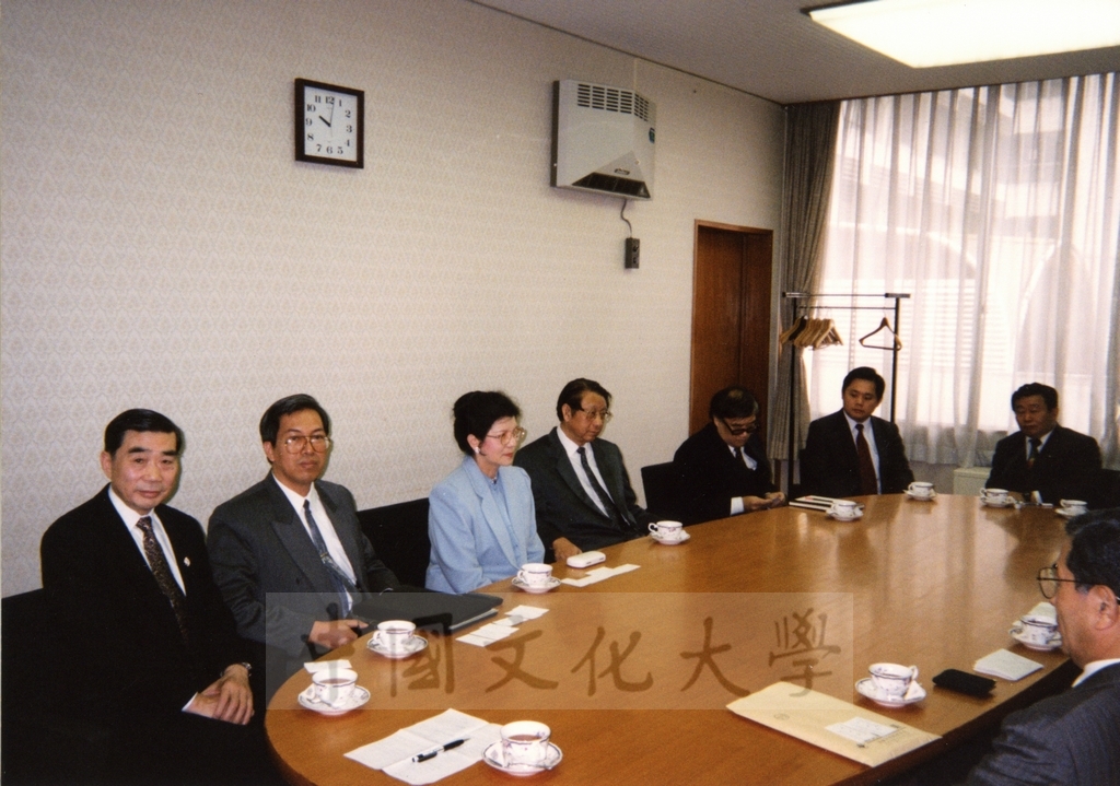 1994年4月8日董事長張鏡湖、校長林彩梅等教授訪問團成員訪問創價大學，由校長小室金之助親自接見的圖檔，第1張，共12張