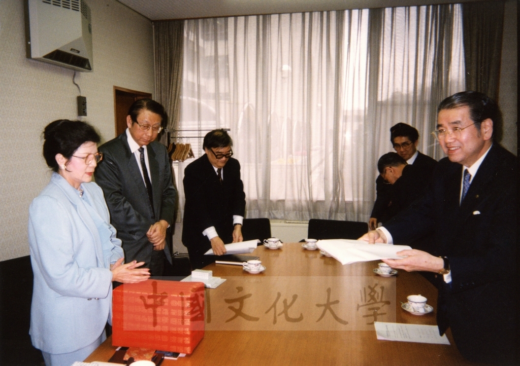 1994年4月8日董事長張鏡湖、校長林彩梅等教授訪問團成員訪問創價大學，由校長小室金之助親自接見的圖檔，第2張，共12張