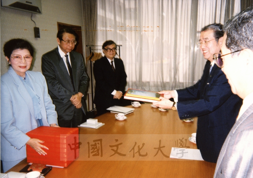 1994年4月8日董事長張鏡湖、校長林彩梅等教授訪問團成員訪問創價大學，由校長小室金之助親自接見的圖檔，第3張，共12張