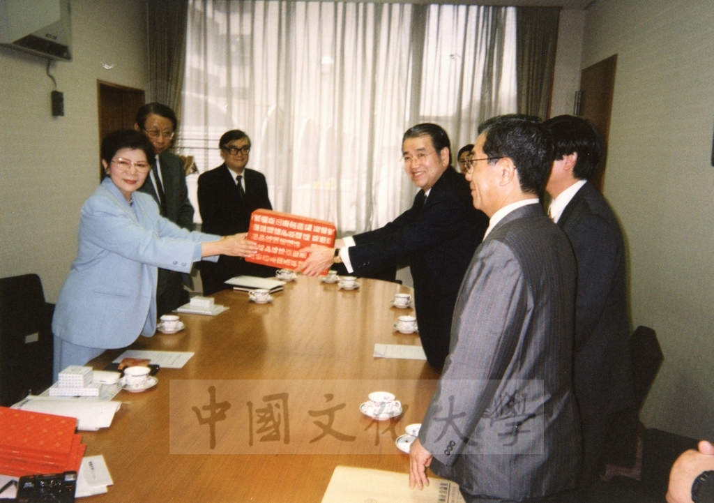 1994年4月8日董事長張鏡湖、校長林彩梅等教授訪問團成員訪問創價大學，由校長小室金之助親自接見的圖檔，第4張，共12張