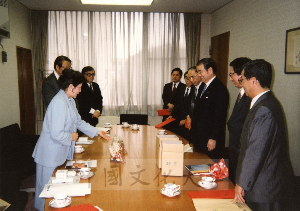 1994年4月8日董事長張鏡湖、校長林彩梅等教授訪問團成員訪問創價大學，由校長小室金之助親自接見的圖檔，第5張，共12張