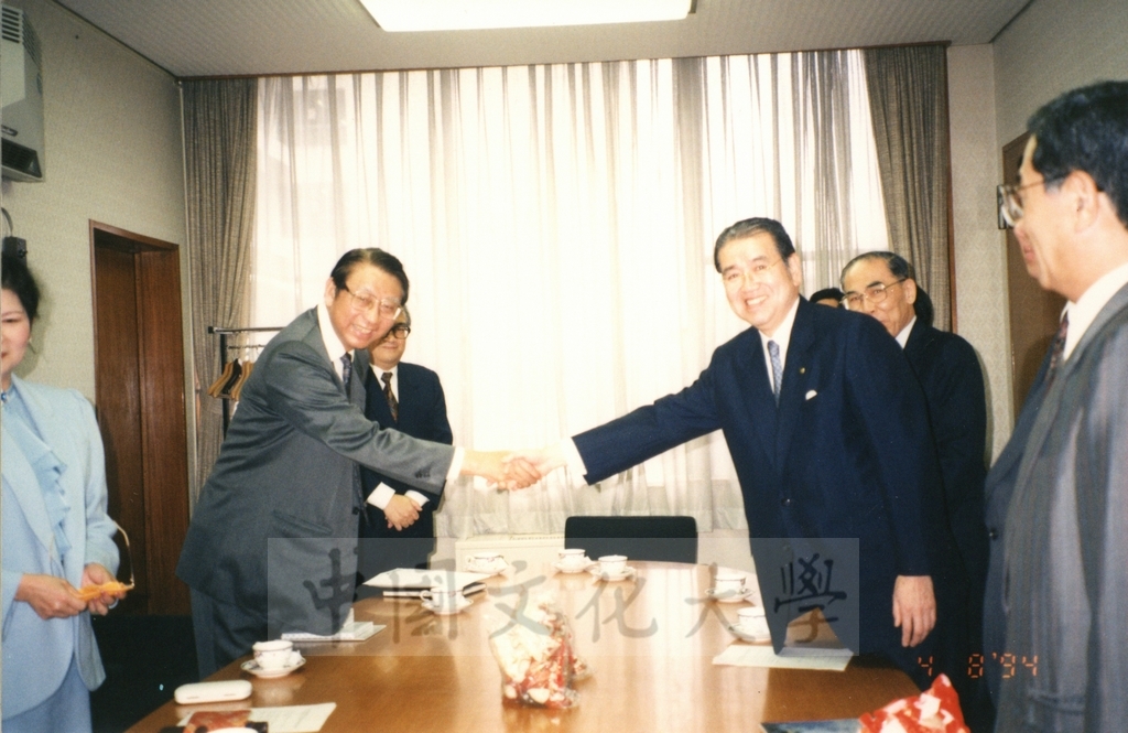 1994年4月8日董事長張鏡湖、校長林彩梅等教授訪問團成員訪問創價大學，由校長小室金之助親自接見的圖檔，第6張，共12張