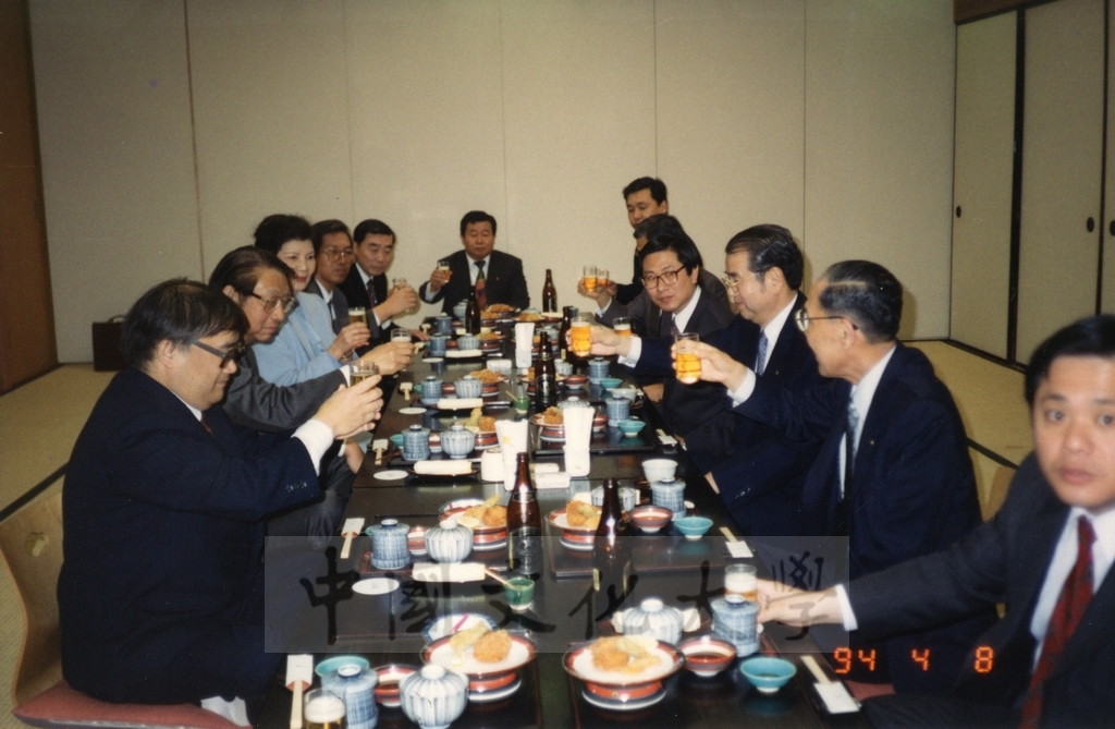 1994年4月8日董事長張鏡湖、校長林彩梅等教授訪問團成員訪問創價大學，由校長小室金之助親自接見的圖檔，第12張，共12張