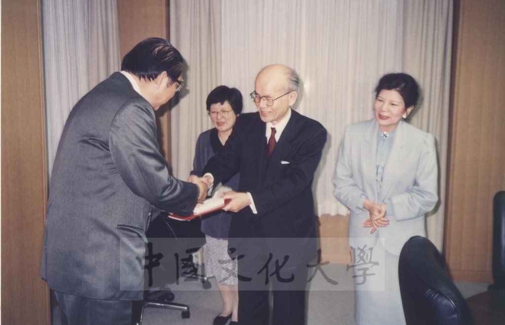 1994年4月8日董事長張鏡湖、校長林彩梅等教授訪問團成員訪問日本早稻田大學校長小山宙丸的圖檔，第1張，共1張