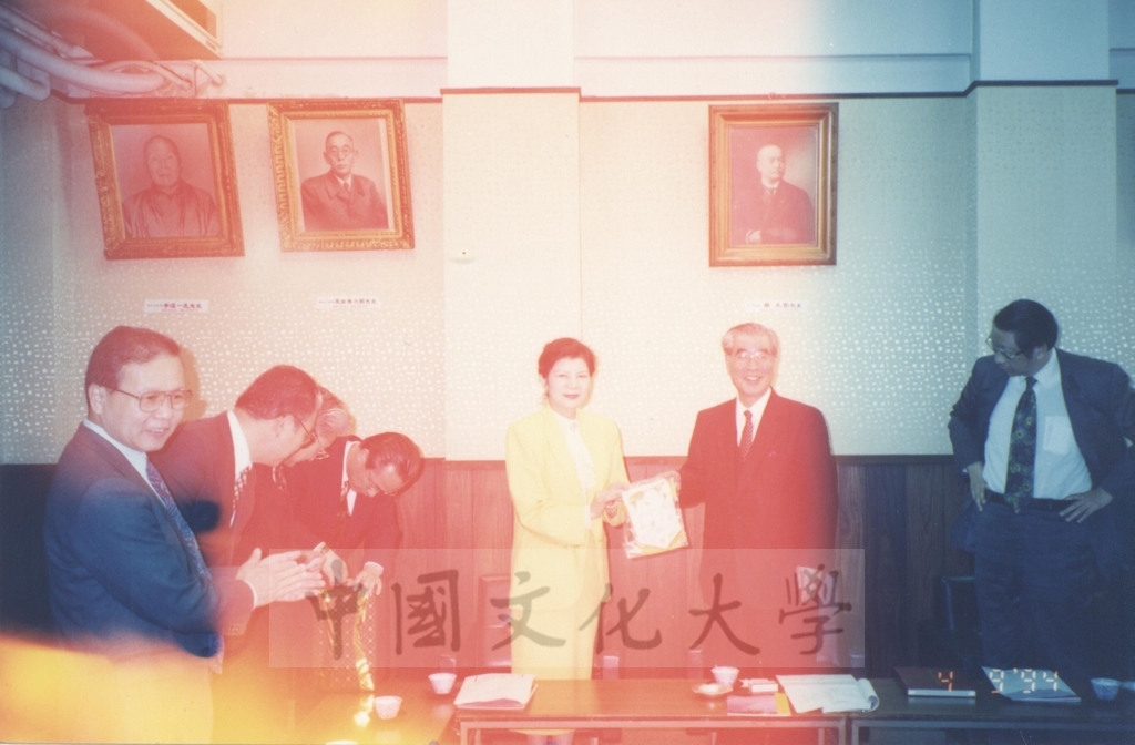 1994年4月9日董事長張鏡湖、校長林彩梅等教授訪問團成員訪問日本拓殖大學校長大堺利實並與就讀該校校友舉行座談的圖檔，第1張，共3張