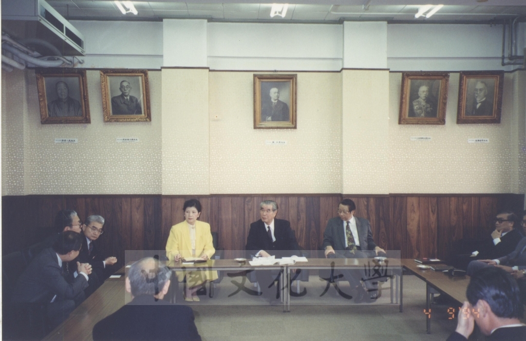 1994年4月9日董事長張鏡湖、校長林彩梅等教授訪問團成員訪問日本拓殖大學校長大堺利實並與就讀該校校友舉行座談的圖檔，第2張，共3張