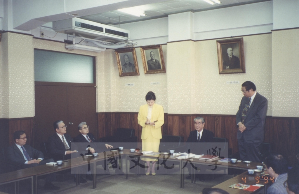 1994年4月9日董事長張鏡湖、校長林彩梅等教授訪問團成員訪問日本拓殖大學校長大堺利實並與就讀該校校友舉行座談的圖檔，第3張，共3張
