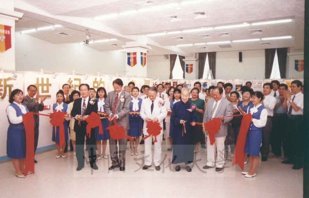 1994年8月6日董事長張鏡湖、朗靜山先生及台灣創價學會名譽理事長朱萬里受邀共同為