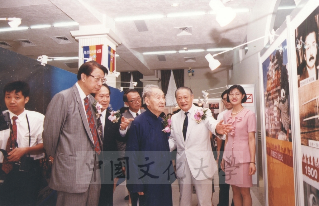 1994年8月6日董事長張鏡湖、朗靜山先生及台灣創價學會名譽理事長朱萬里受邀共同為