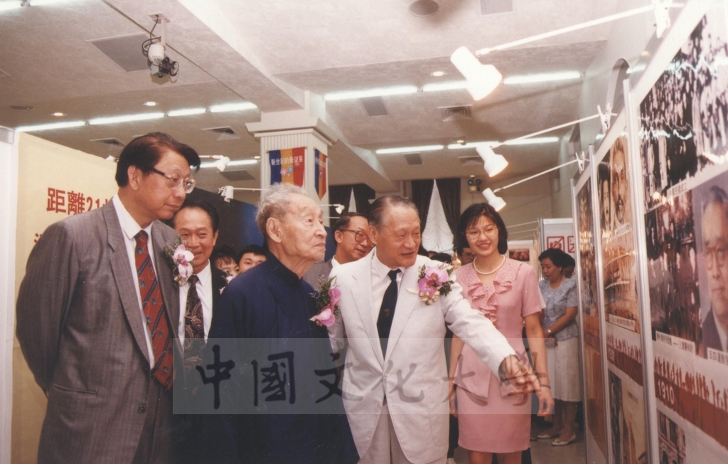 1994年8月6日董事長張鏡湖、朗靜山先生及台灣創價學會名譽理事長朱萬里受邀共同為