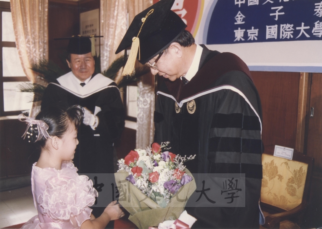 1994年9月29日董事長張鏡湖獲頒韓國慶熙大學名譽法學博士學位頒贈典禮的圖檔，第10張，共52張