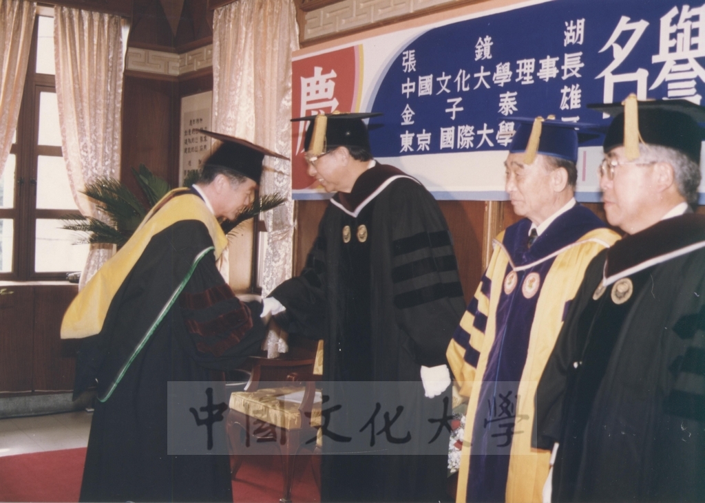 1994年9月29日董事長張鏡湖獲頒韓國慶熙大學名譽法學博士學位頒贈典禮的圖檔，第15張，共52張