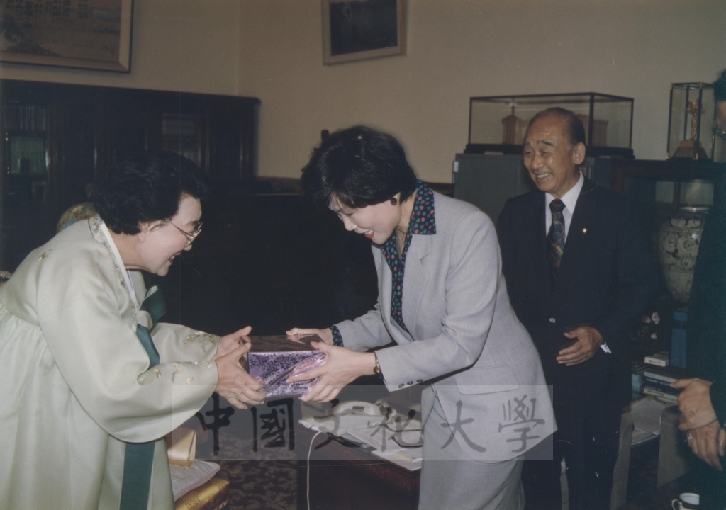 1994年9月29日董事長張鏡湖獲頒韓國慶熙大學名譽法學博士學位頒贈典禮的圖檔，第23張，共52張