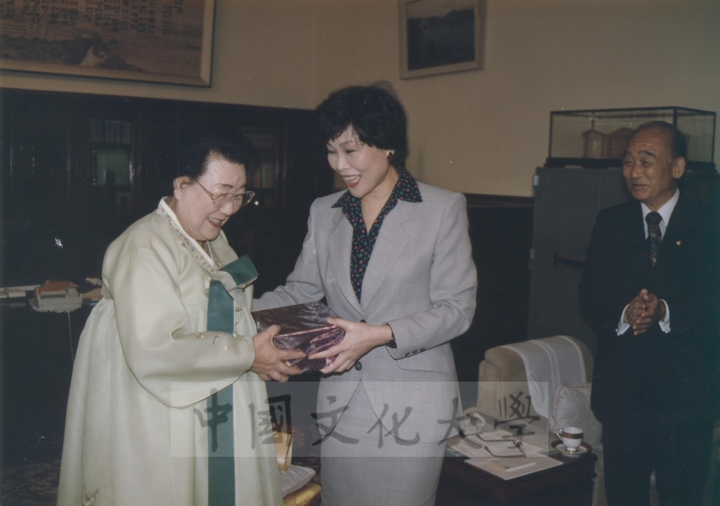 1994年9月29日董事長張鏡湖獲頒韓國慶熙大學名譽法學博士學位頒贈典禮的圖檔，第24張，共52張