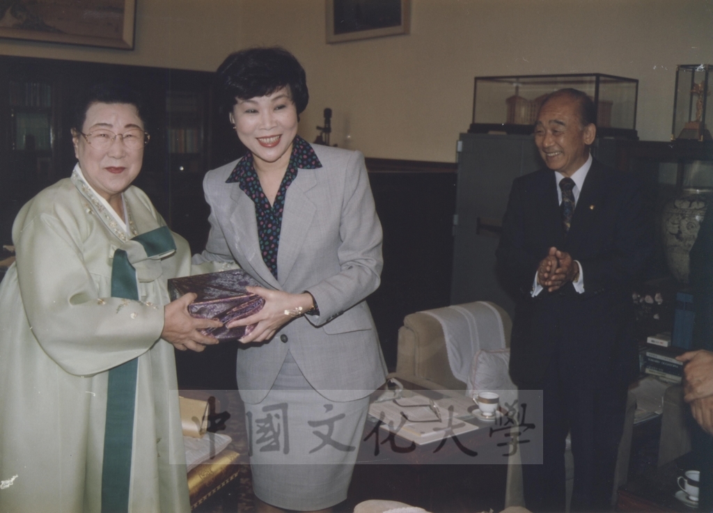 1994年9月29日董事長張鏡湖獲頒韓國慶熙大學名譽法學博士學位頒贈典禮的圖檔，第25張，共52張