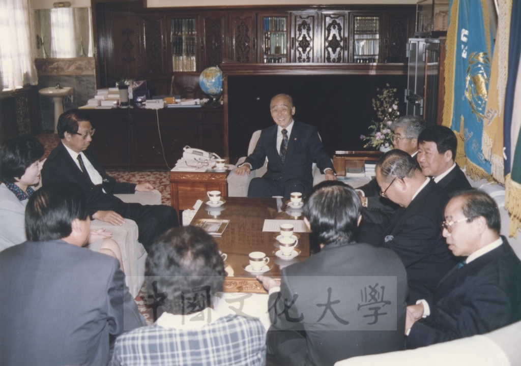 1994年9月29日董事長張鏡湖獲頒韓國慶熙大學名譽法學博士學位頒贈典禮的圖檔，第26張，共52張
