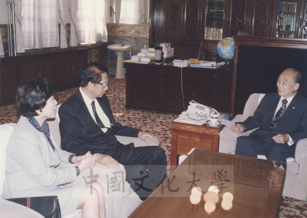 1994年9月29日董事長張鏡湖獲頒韓國慶熙大學名譽法學博士學位頒贈典禮的圖檔，第27張，共52張