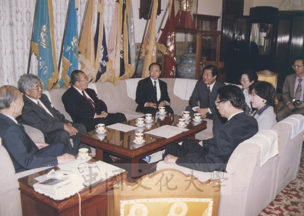 1994年9月29日董事長張鏡湖獲頒韓國慶熙大學名譽法學博士學位頒贈典禮的圖檔，第28張，共52張