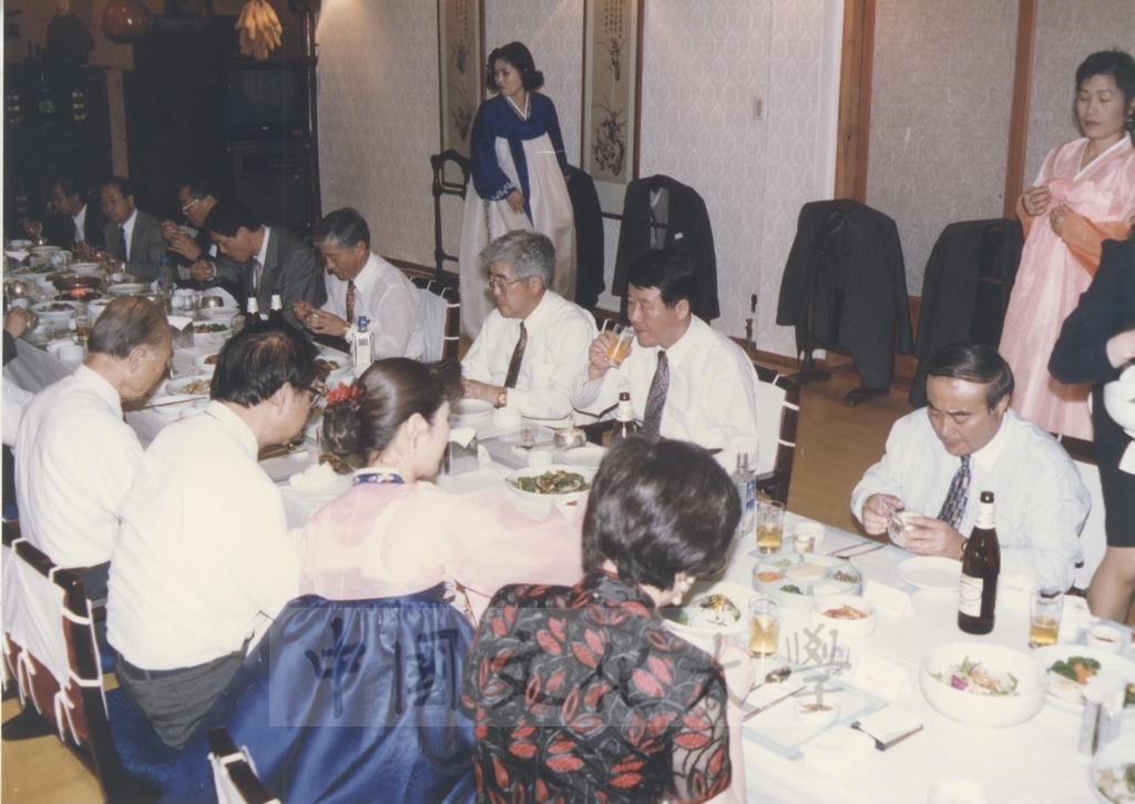 1994年9月29日董事長張鏡湖獲頒韓國慶熙大學名譽法學博士學位頒贈典禮的圖檔，第34張，共52張