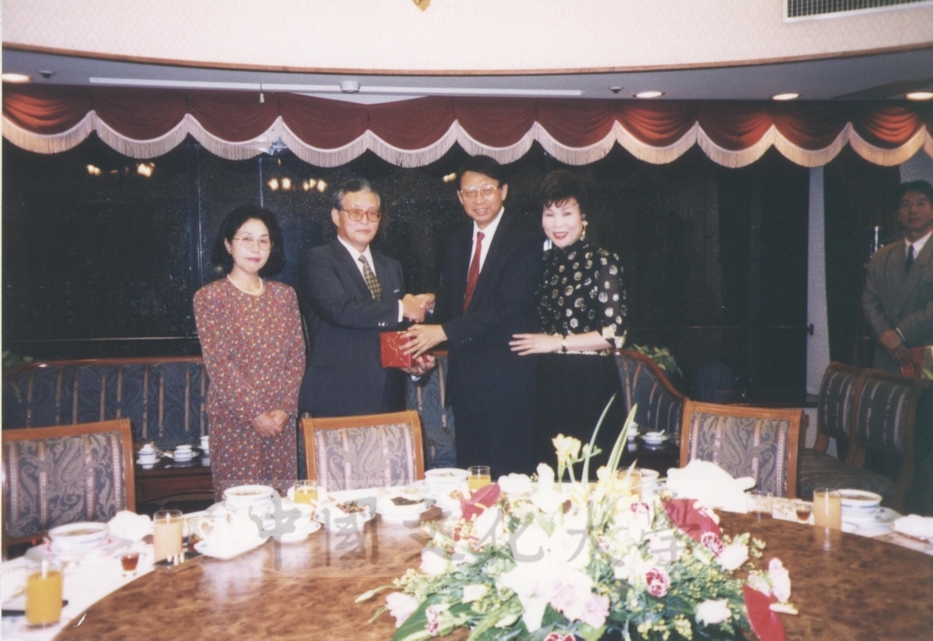 1994年10月9日日本拓殖大學理事長藤渡辰信率團蒞校訪問，董事長張鏡湖、校長林彩梅設宴款待的圖檔，第2張，共4張