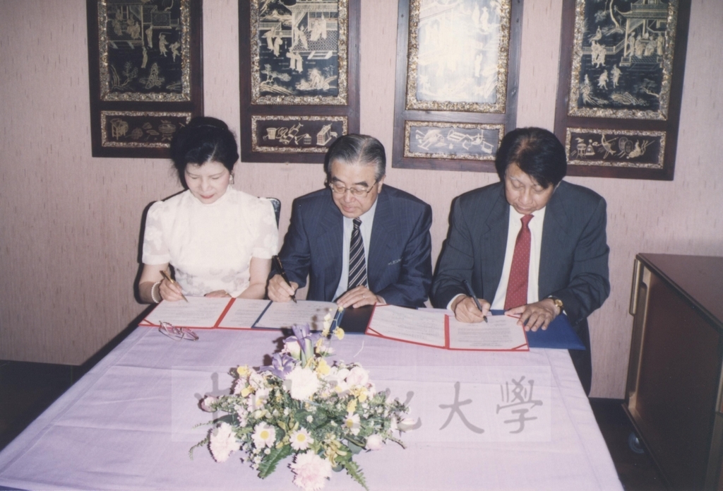 1994年10月18日本校與日本大阪國際大學簽訂姐妹校合約書及簽署交換教授、交換學生協議書的圖檔，第1張，共8張