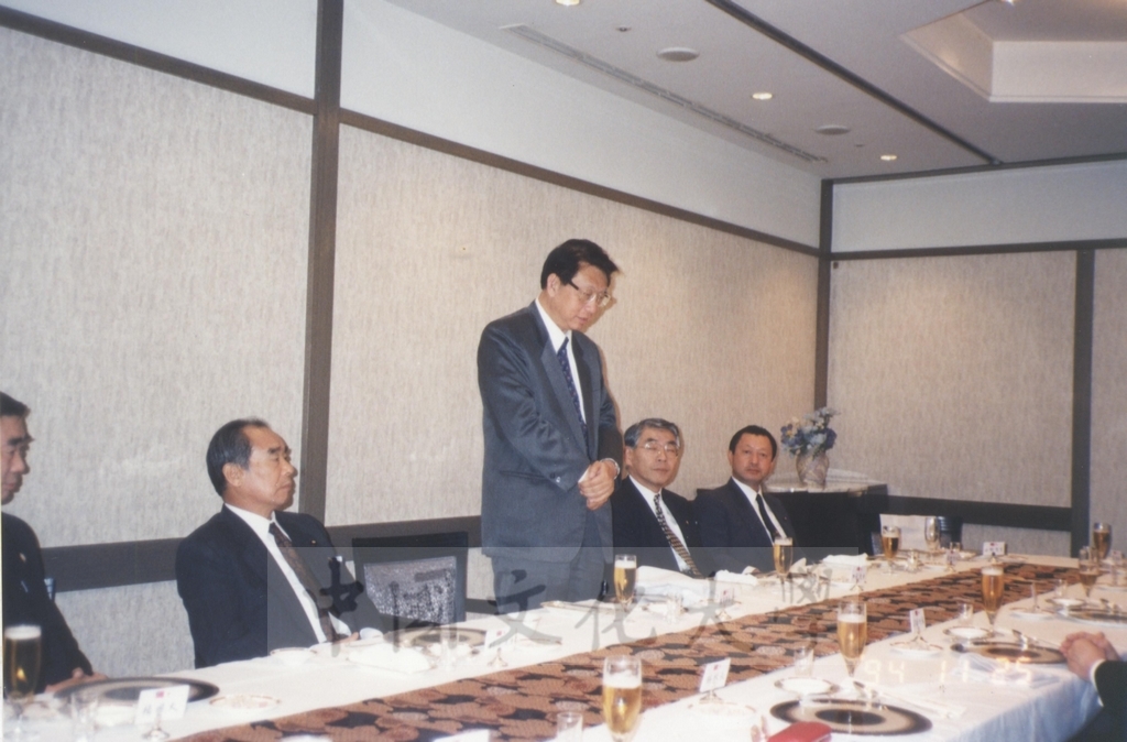 1994年11月25日董事長張鏡湖率同校長林彩梅、日文系主任徐興慶拜訪東京國際大學並舉行座談的圖檔，第1張，共2張