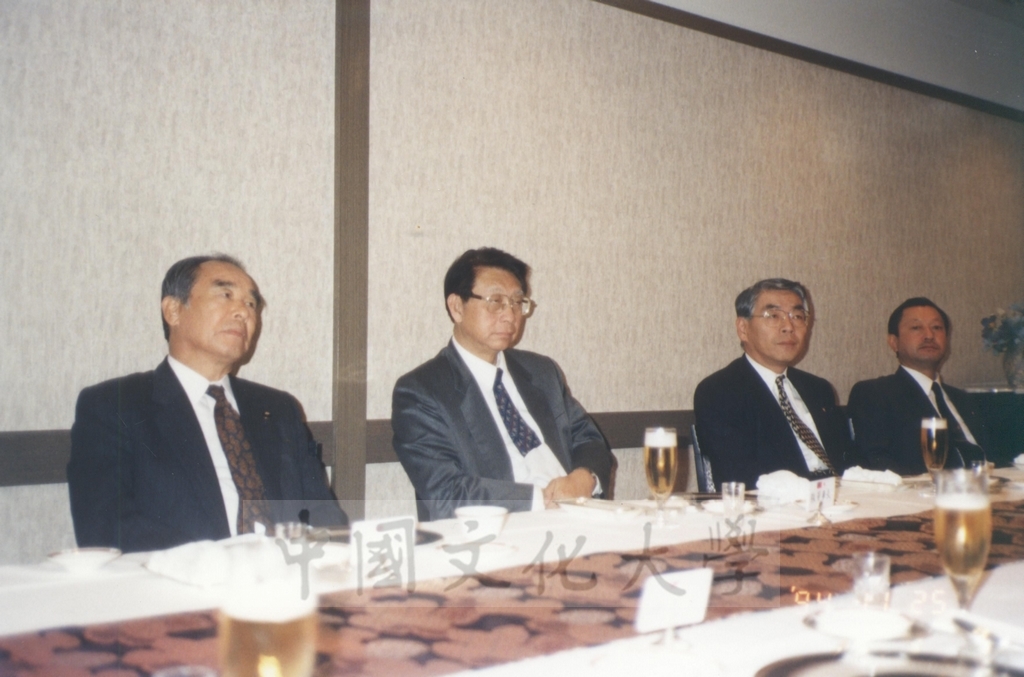 1994年11月25日董事長張鏡湖率同校長林彩梅、日文系主任徐興慶拜訪東京國際大學並舉行座談的圖檔，第2張，共2張